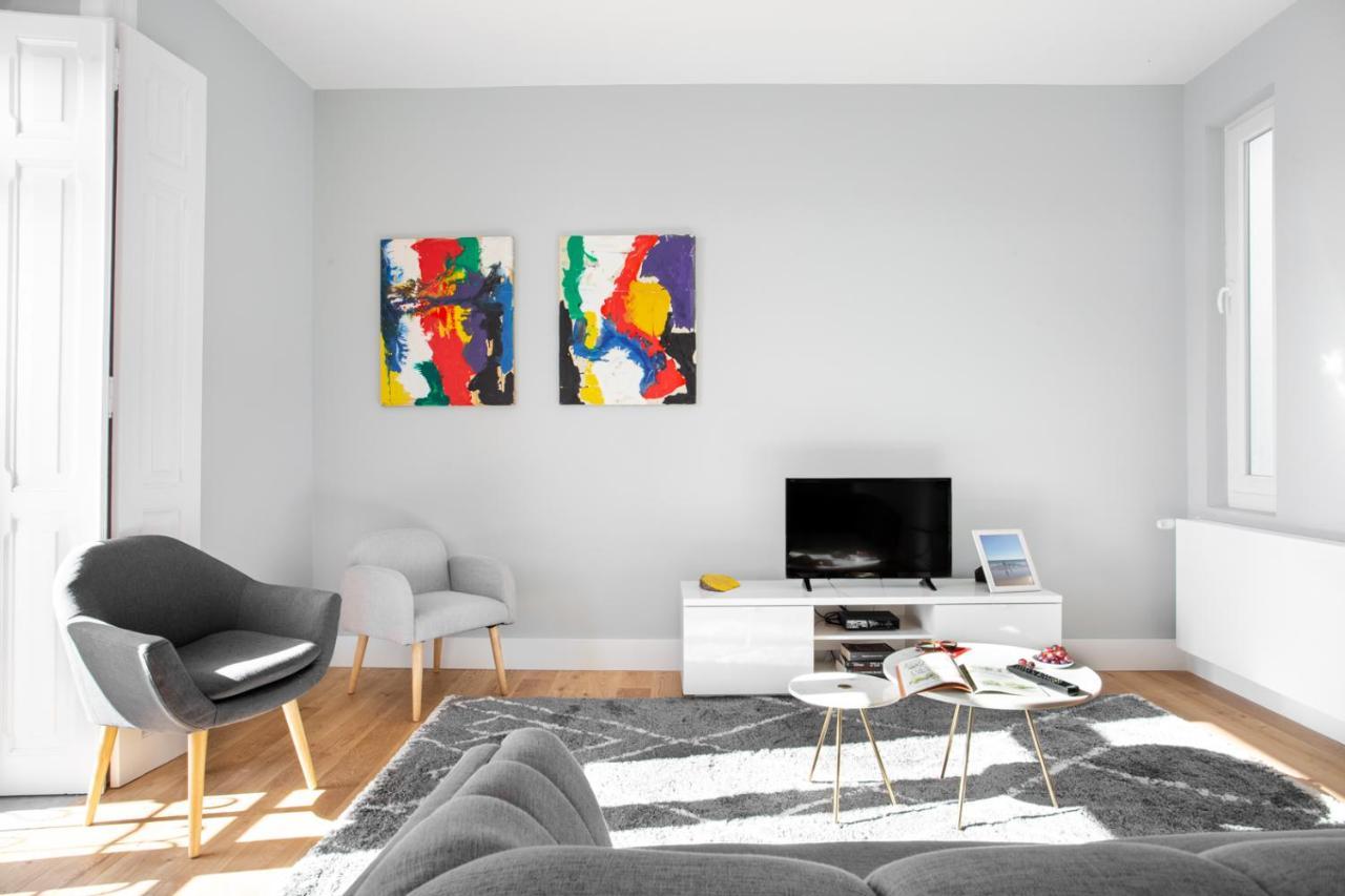 Joivy Marvelous 3-Bed Home With Astonishing View And Terrace, Nearby St George Castle Lisboa Exteriör bild